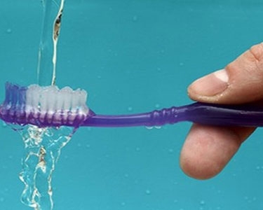 Eğer diş fırçasını ıslatıyorsanız...