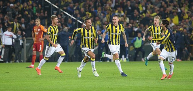 Fenerbahçe Galatasaray derbisinde Kadıköy geleneği bozulmadı